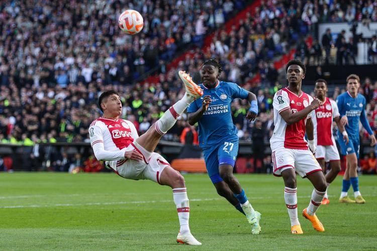 开云中国官网-荷甲窗口期再迎强敌，埃因霍温战术微调，主帅态度：压力陡增，球队文化再被提及的简单介绍